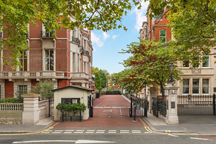 4 Bedroom Flat For Sale In Rutland Gardens, Knightsbridge, London, SW7