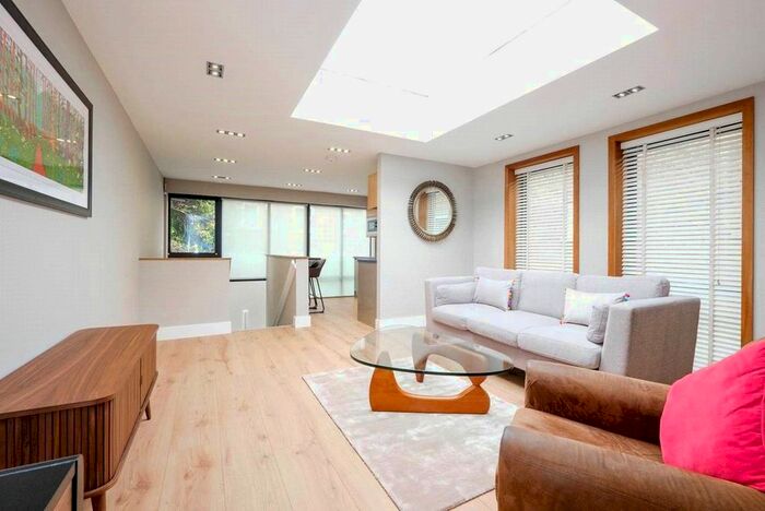 2 Bedroom Detached House To Rent In Chestnut Mews, East Sheen, London, SW14