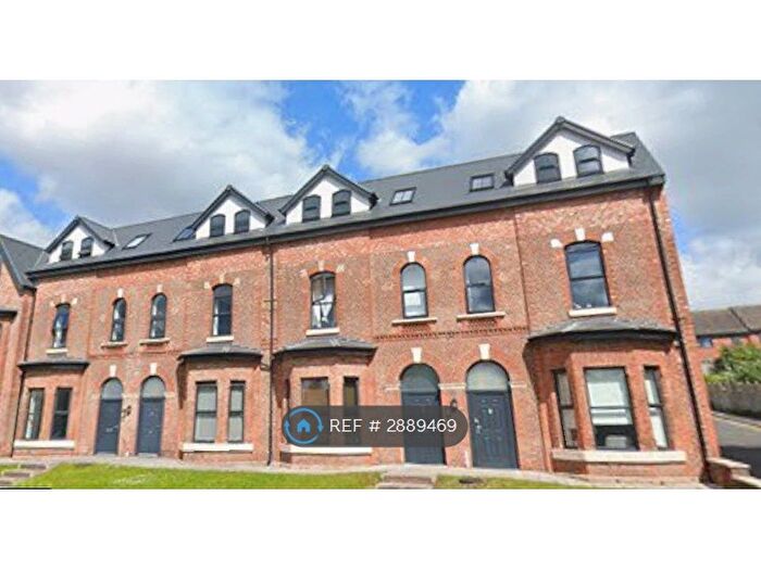 2 Bedroom Flat To Rent In Queens Terrace, Salford, M7