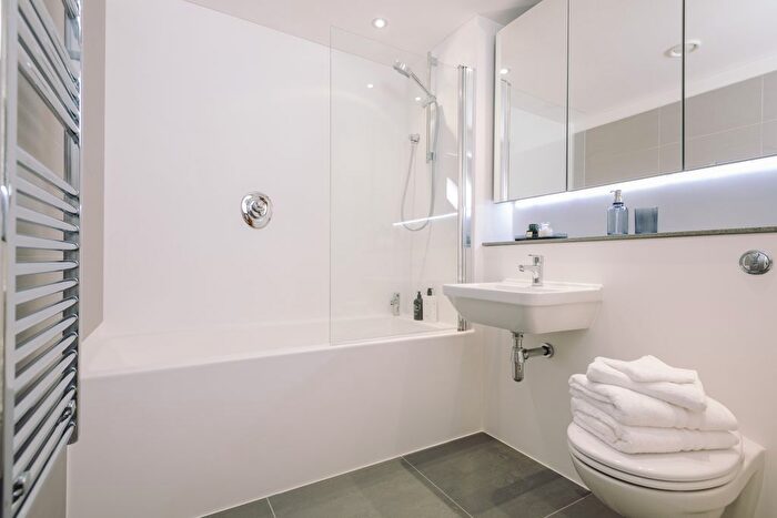 3 Bedroom Flat To Rent In Chapel Street, Salford, M3