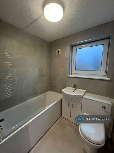 1 Bedroom Flat To Rent In New Farm Drive, Abridge, Romford, RM4