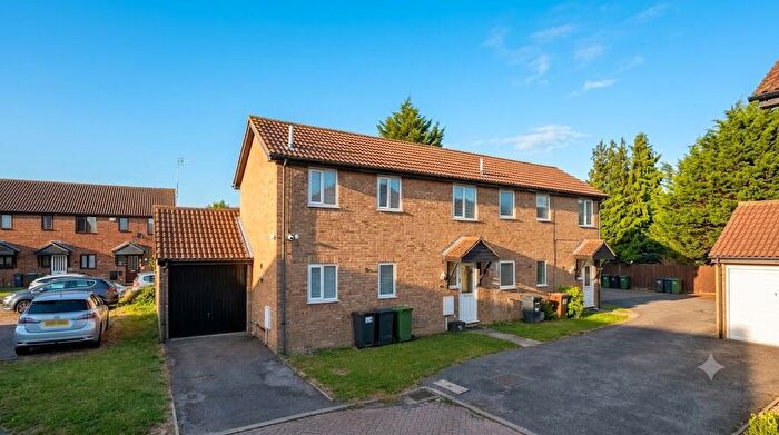 5 Bedroom Semi-Detached House To Rent In Rudyard Close, Luton, LU4