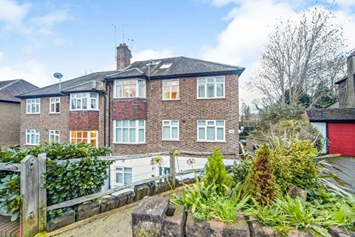 3 Bedroom Maisonette For Sale In Avenue Court, The Avenue, Coulsdon, Surrey, CR5