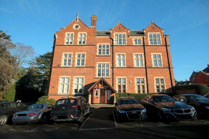2 Bedroom Flat To Rent In Lavender Close, Leatherhead KT22