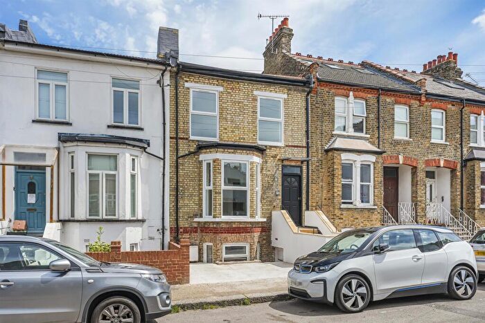 2 Bedroom Apartment For Sale In Gruneisen Road, Finchley, N3