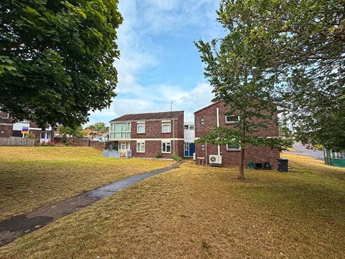 2 Bedroom Flat To Rent In Laurel Close, Taunton, TA1