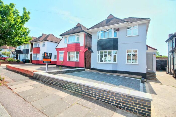 4 Bedroom Detached House To Rent In Wyre Grove, Edgware, HA8