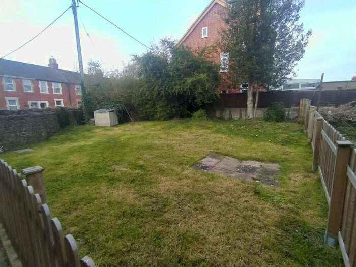 2 Bedroom Flat To Rent In St. Johns Road, Frome, BA11