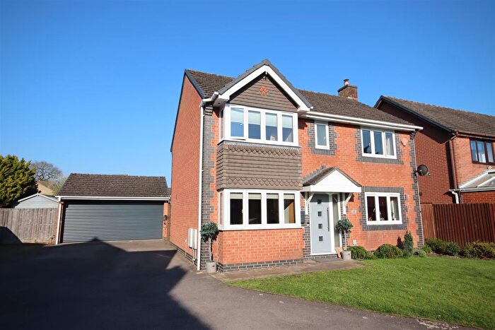 4 Bedroom Detached House For Sale In Stapleford Close, Chippenham, SN15