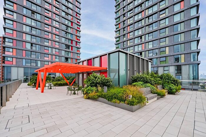 2 Bedroom Flat To Rent In Skylark Point, Stratford, London, E20
