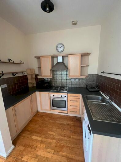2 Bedroom Flat To Rent In North End Road, London, SW6