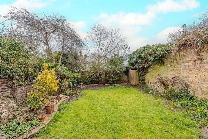 1 Bedroom Flat To Rent In Queens Road, Leigh-On-Sea, SS9