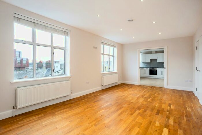 2 Bedroom Flat To Rent In Peascod Street, Windsor, SL4