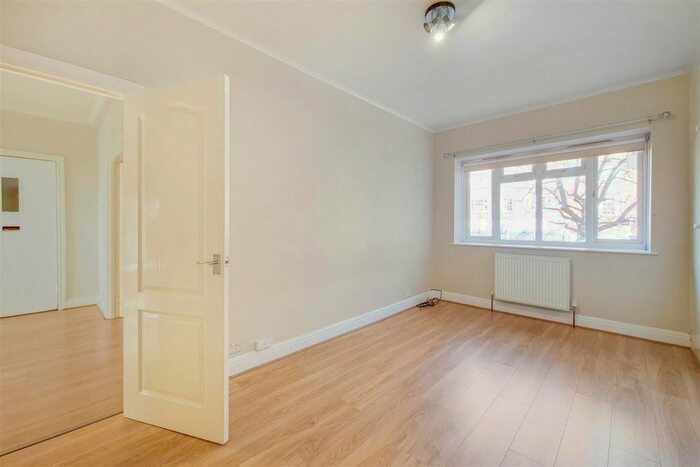 2 Bedroom Flat For Sale In Courtleigh, Bridge Lane, Temple Fortune, NW11