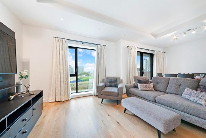 2 Bedroom Flat For Sale In Globe House, Botanic Sqaure, London, E14
