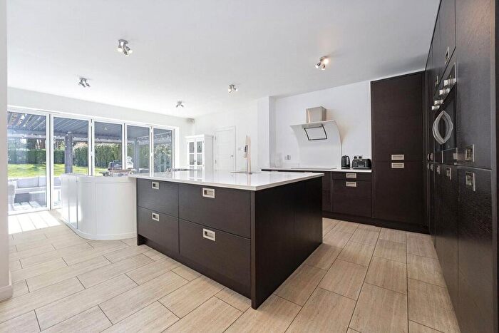 4 Bedroom Detached House For Sale In Chiltern Road, Sutton, SM2