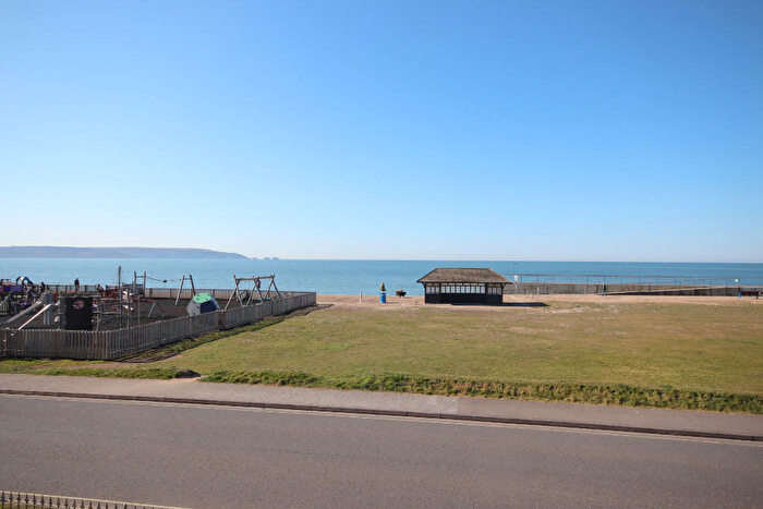2 Bedroom Flat For Sale In Hurst Road, Milford On Sea, SO41