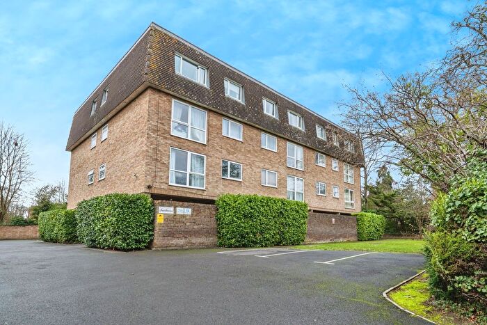 1 Bedroom Flat For Sale In Addlestone Park, Addlestone, KT15
