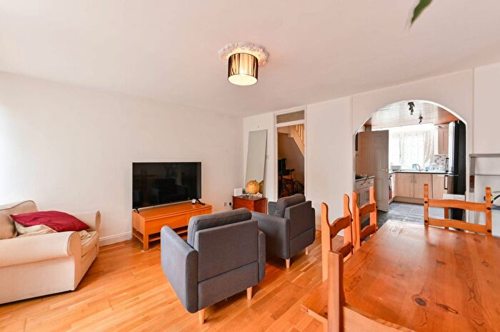 3 Bedroom Flat For Sale In Wood Lane, White City, London, W12