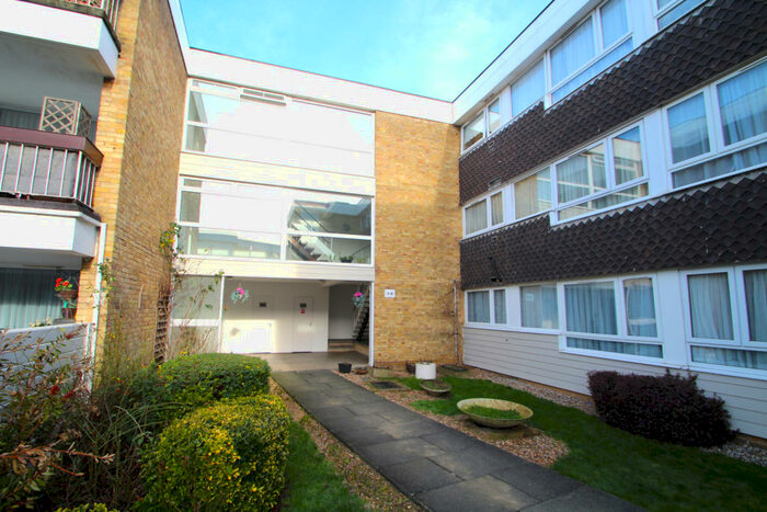 2 Bedroom Flat To Rent In Hurstcombe, Buckhurst Hill, IG9