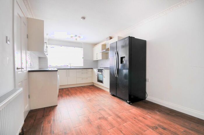 3 Bedroom Town House To Rent In Maple Close, Salford, M6