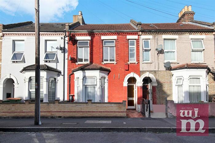 2 Bedroom Flat To Rent In Stork Road, Forest Gate, E7