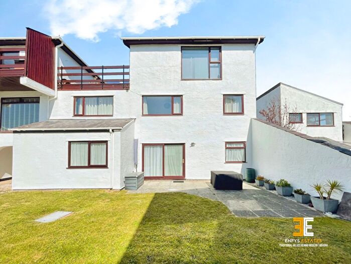 2 Bedroom Flat For Sale In Deganwy Beach, Deganwy, LL31
