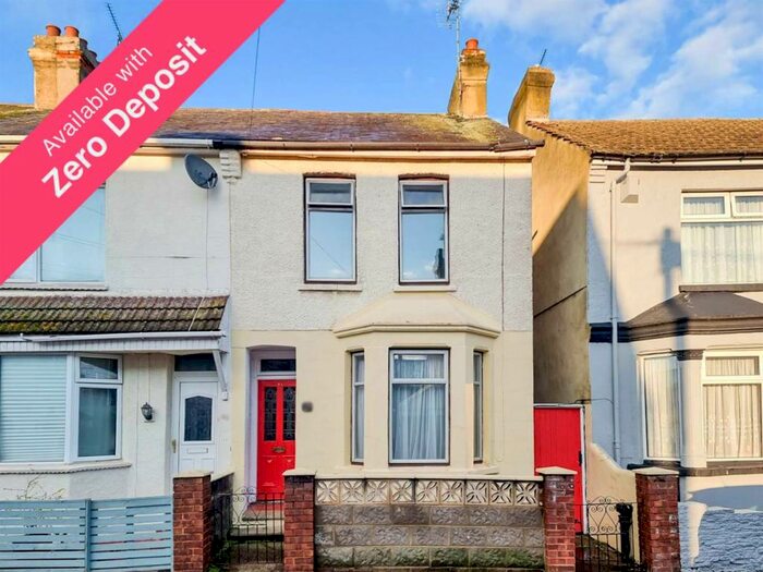 3 Bedroom End Of Terrace House To Rent In Trinity Road, Gillingham, ME7