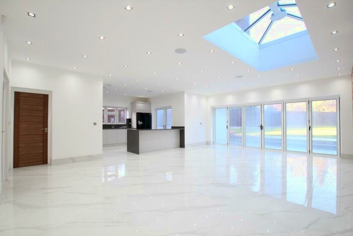 6 Bedroom Semi-Detached House To Rent In Saddlescombe Way, London, N12