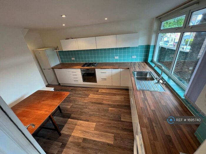 4 Bedroom Flat To Rent In Dale Court, Kingston Upon Thames, KT2