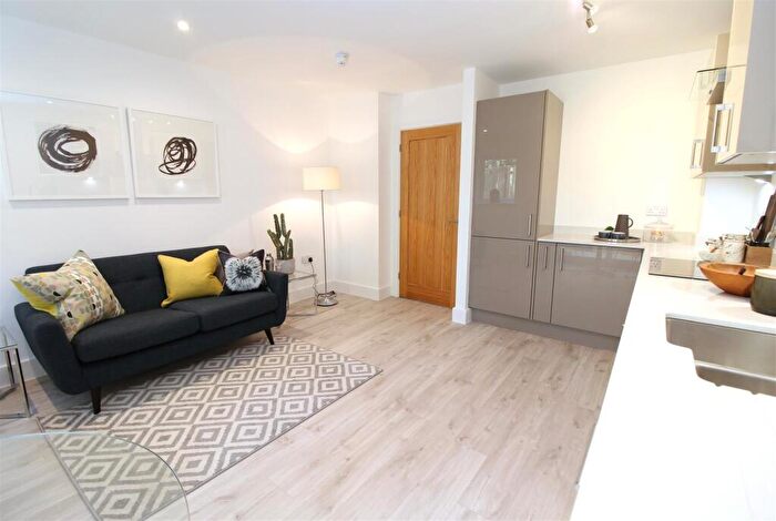 1 Bedroom Flat To Rent In Sandridge Park, Porters Wood, St Albans, AL3