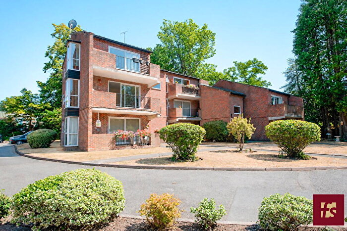 2 Bedroom Apartment For Sale In Dukes Ride, Crowthorne, Berkshire, RG45