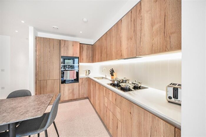 2 Bedroom Apartment To Rent In Georgette Aprtments, E1