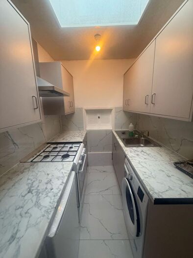 2 Bedroom Maisonette To Rent In Kingshill Avenue, Hayes, UB4