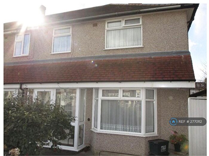 4 Bedroom End Of Terrace House To Rent In Cypress Grove, Ilford, IG6