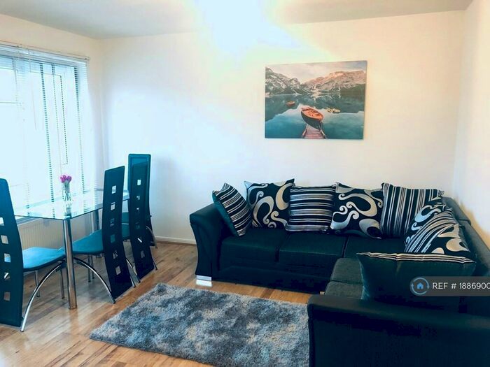 3 Bedroom Flat To Rent In Wells House, London, SE16
