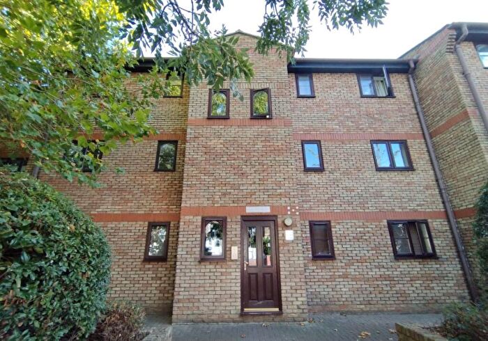 2 Bedroom Flat For Sale In First Floor Flat, Chobham Road, Stratford, London, Newham, E15