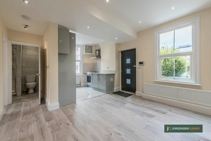 2 Bedroom Flat To Rent In Sterne Street, Shepherds Bush, London, W12