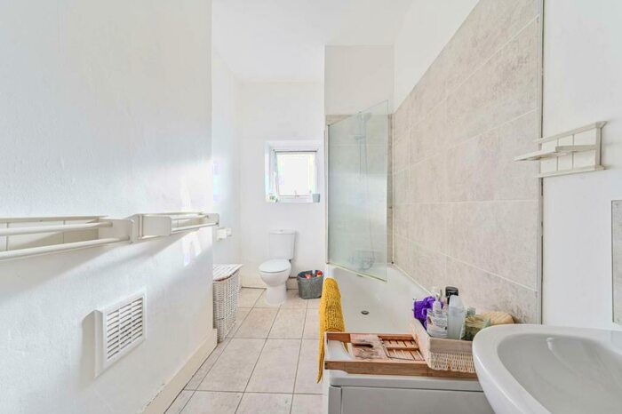 1 Bedroom Flat To Rent In Balham High Road, Balham, London, SW12