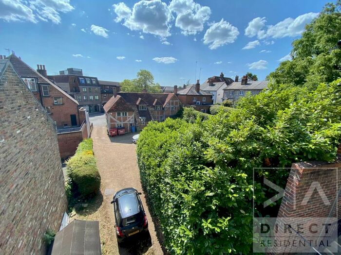 1 Bedroom Flat To Rent In Leret Way, Leatherhead, KT22