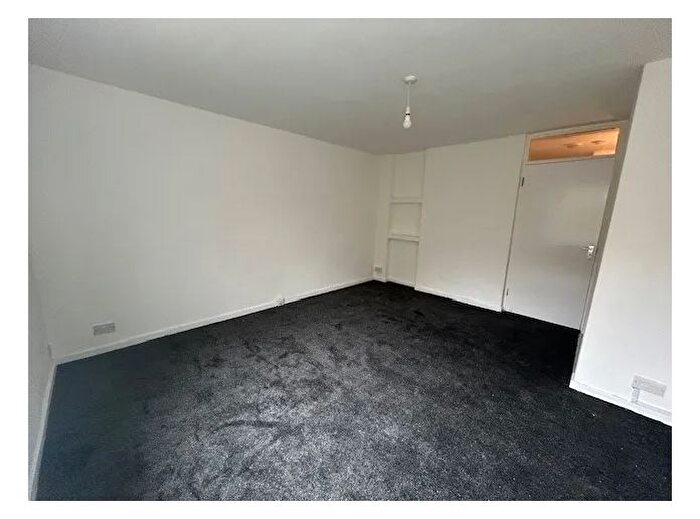 2 Bedroom Flat To Rent In Chelsea Close, Brent, NW10