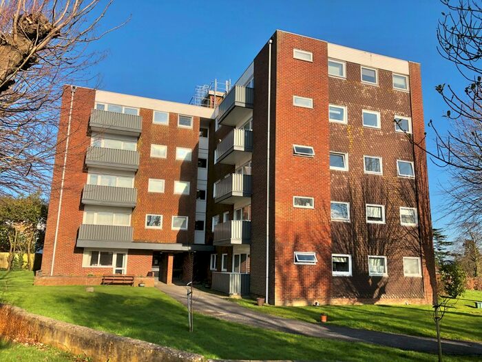 2 Bedroom Flat For Sale In Silverdale Road, Burgess Hill, RH15