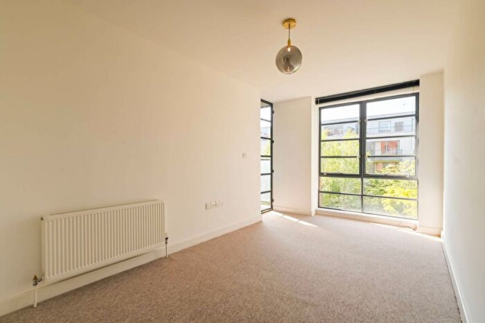 2 Bedroom Flat To Rent In De Beauvoir Crescent, De Beauvoir Town, London, N1