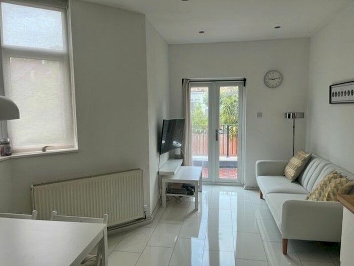 2 Bedroom Flat To Rent In Algernon Road, London, SE13