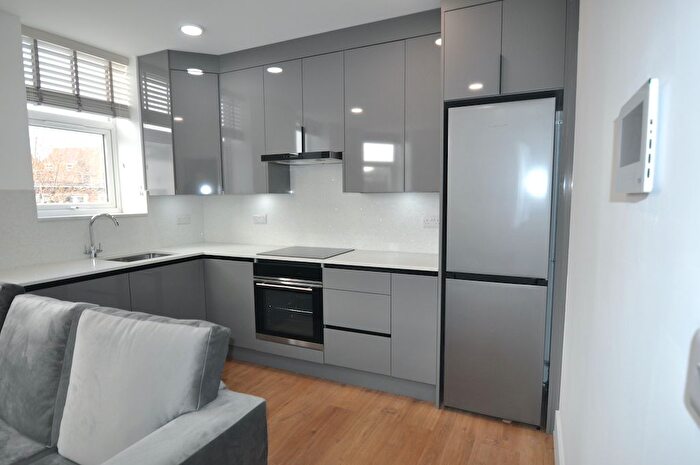 3 Bedroom Flat To Rent In St. Johns Hill, London, SW11