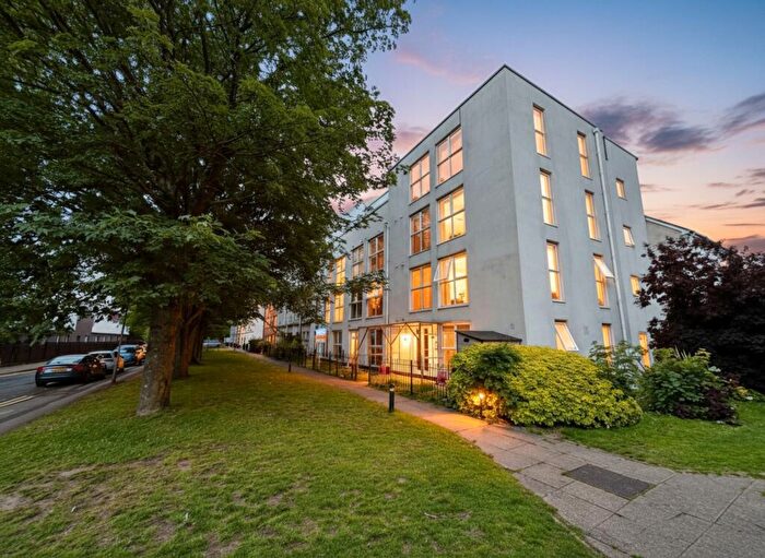 2 Bedroom Flat To Rent In Green View, Salford, M7