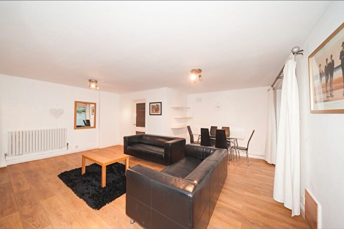 3 Bedroom Flat To Rent In Clarence Avenue, London, SW4