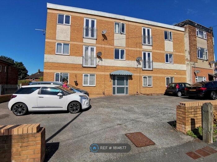 2 Bedroom Flat To Rent In Spen Lane, Leeds, LS16