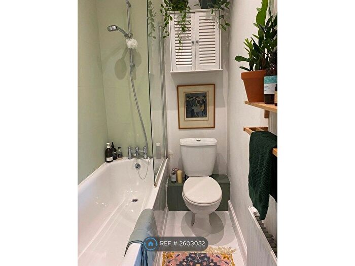 2 Bedroom Flat To Rent In Flamingo House, London, E2