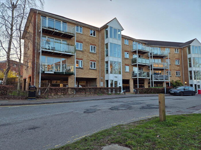 2 Bedroom Flat For Sale In Foxglove Way, Luton, LU3